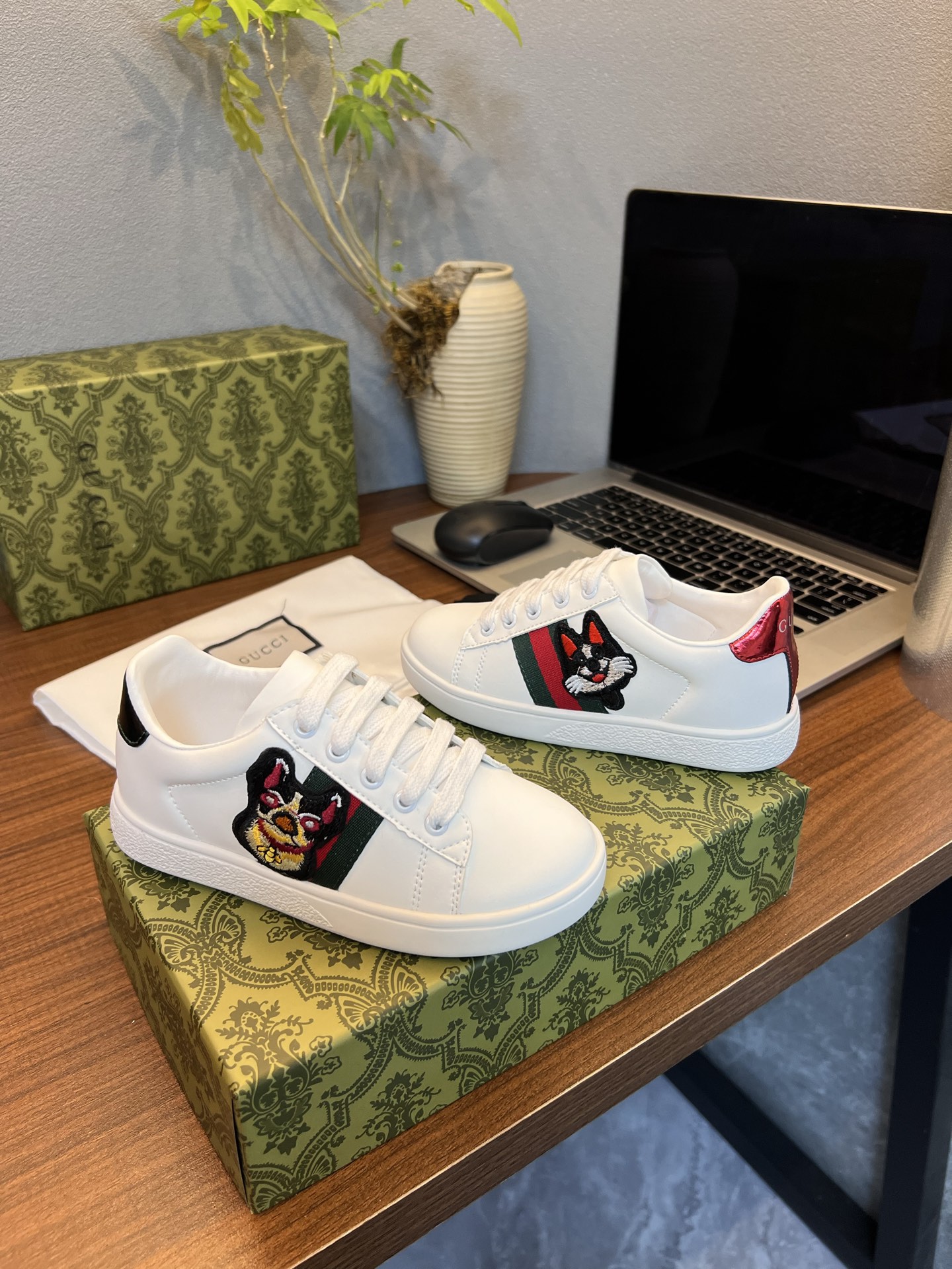 Children's shoes child